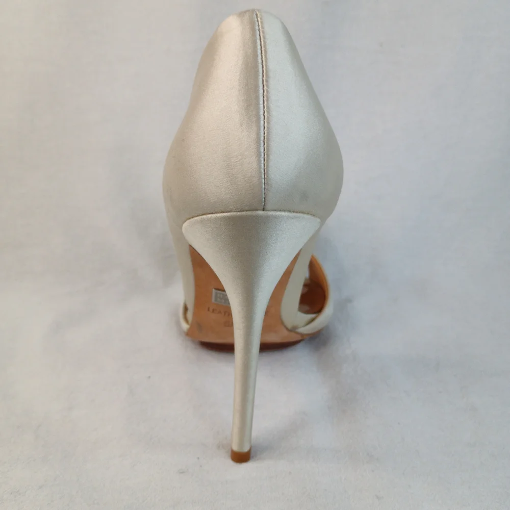 Badgley Mischka Cream Heels with Floral Detail Size 5.5 M
